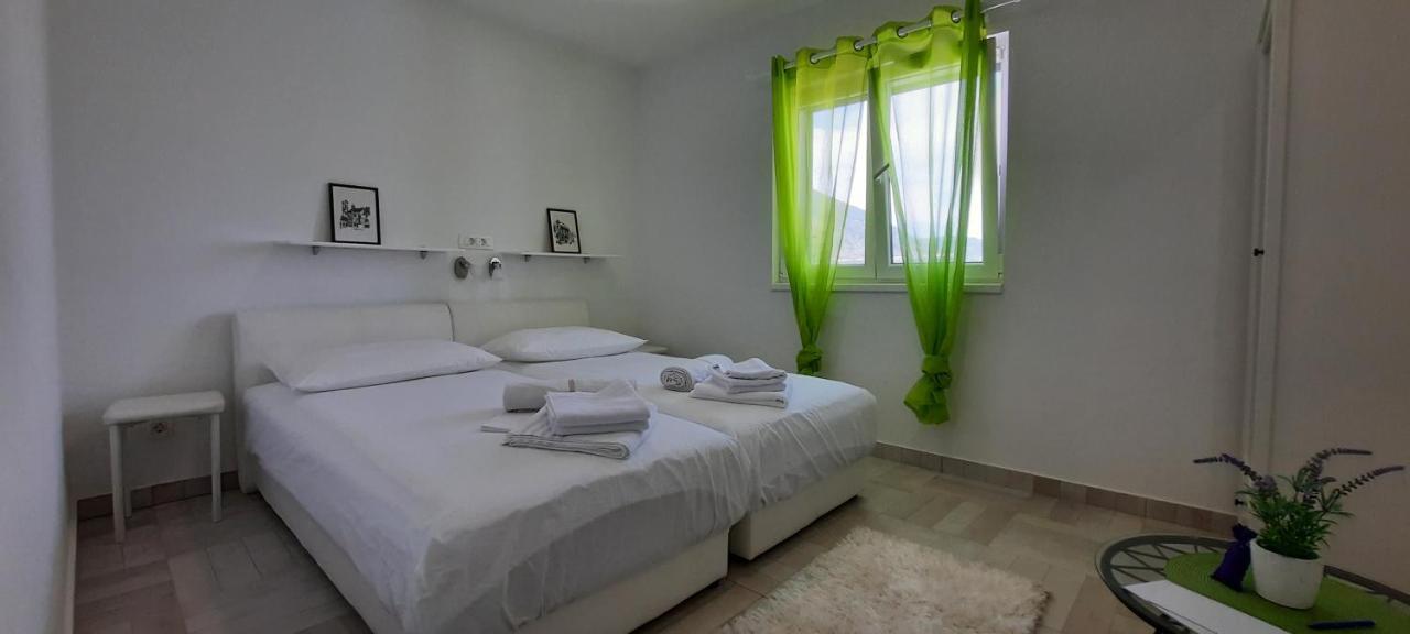 Apartments Suho Komiza Bagian luar foto
