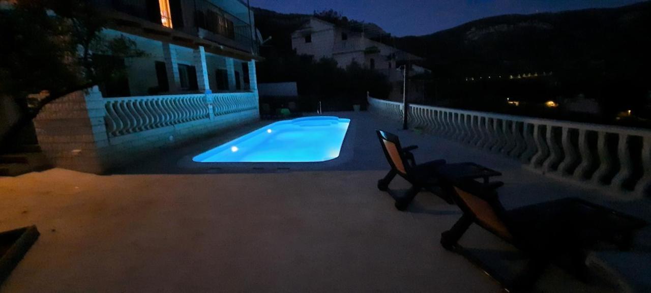 Apartments Suho Komiza Bagian luar foto