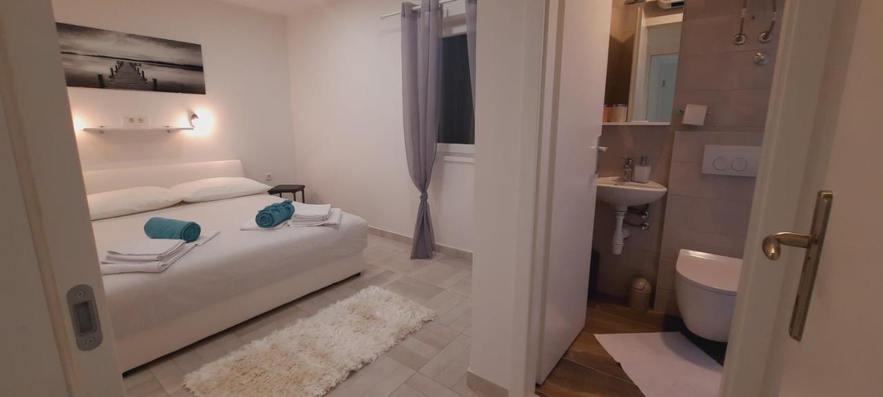 Apartments Suho Komiza Bagian luar foto