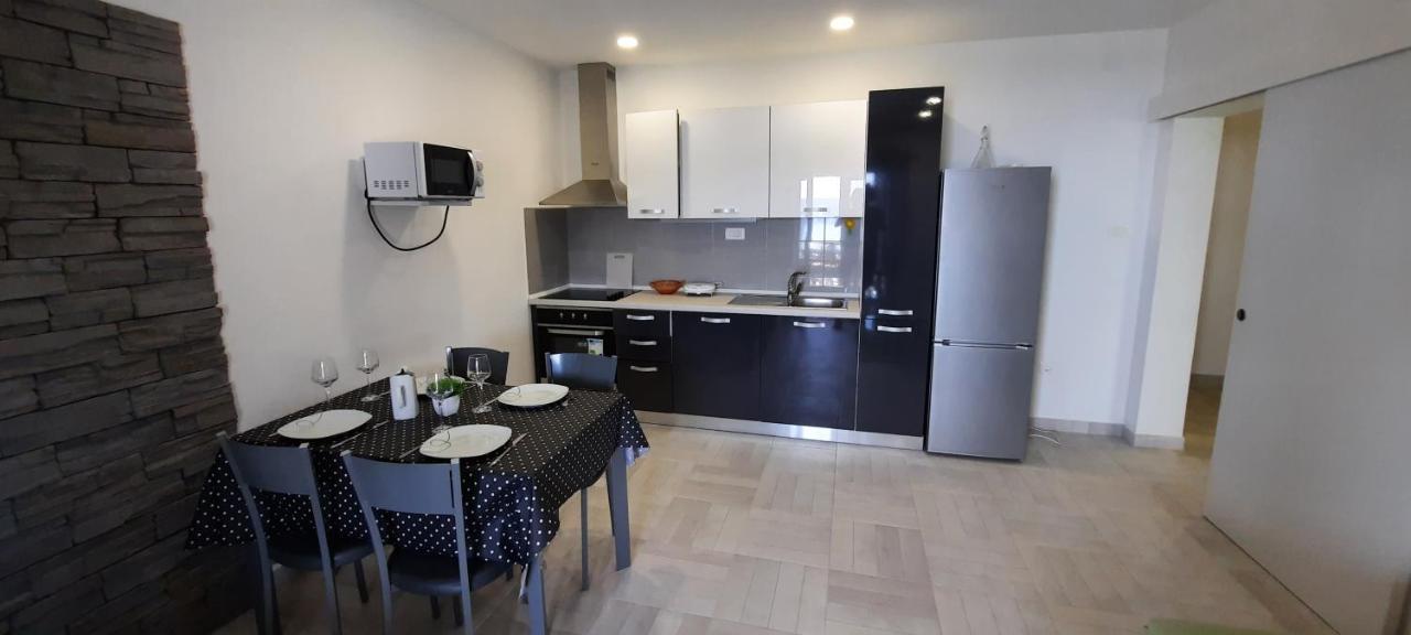 Apartments Suho Komiza Bagian luar foto