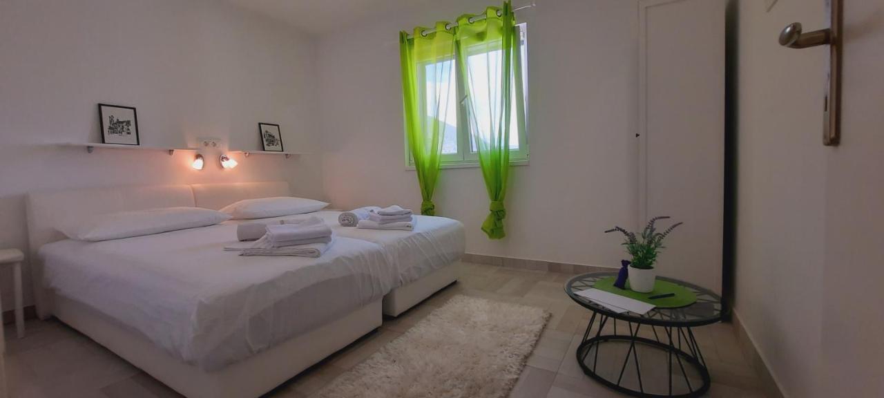 Apartments Suho Komiza Bagian luar foto