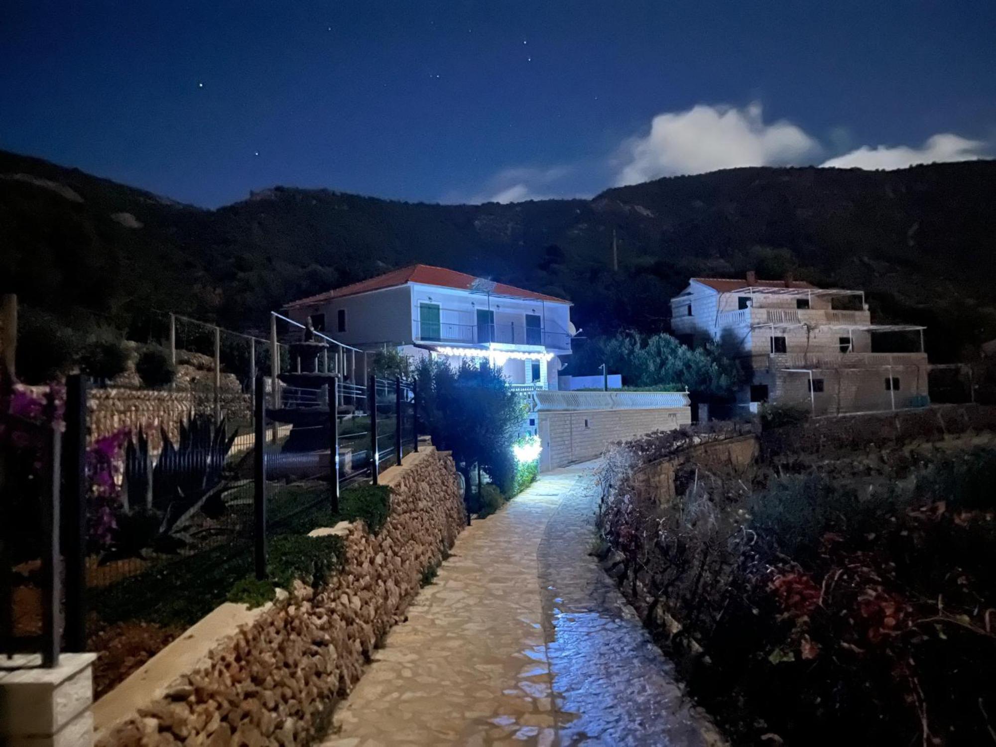 Apartments Suho Komiza Bagian luar foto